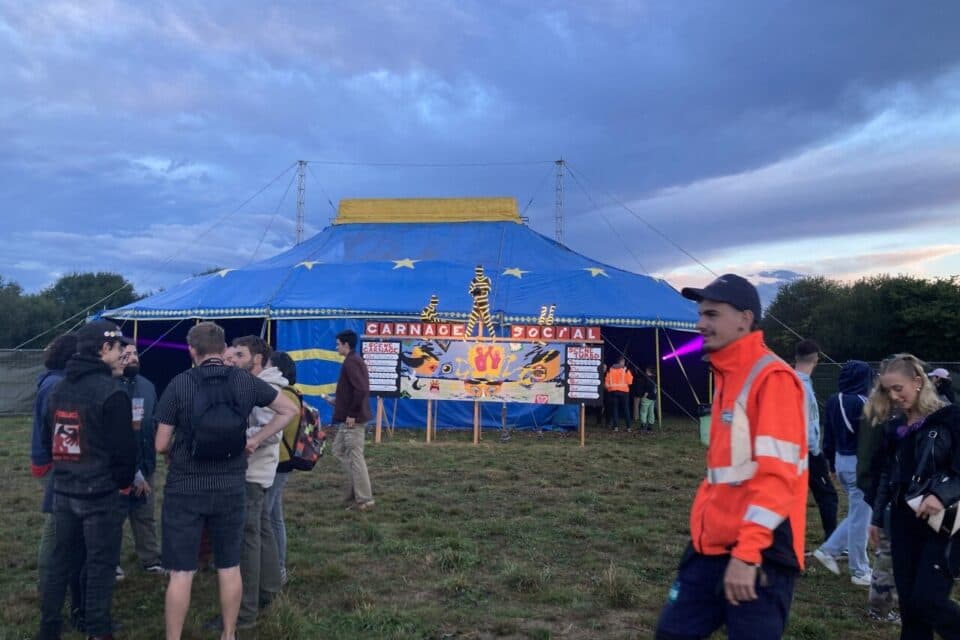 Photo de la ferme et ciel bleu